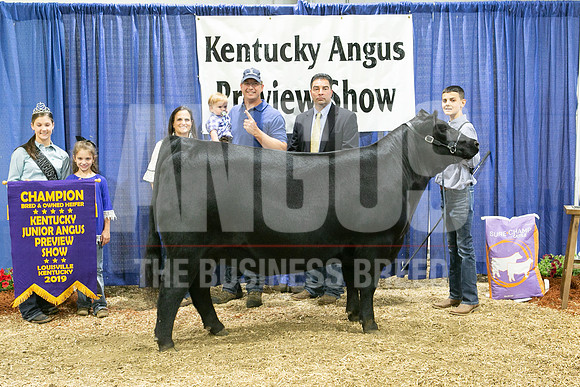 MB192470_Ch_Bred_And_Owned_Heifer_Senior_Champion_Jacob_Marksbury
